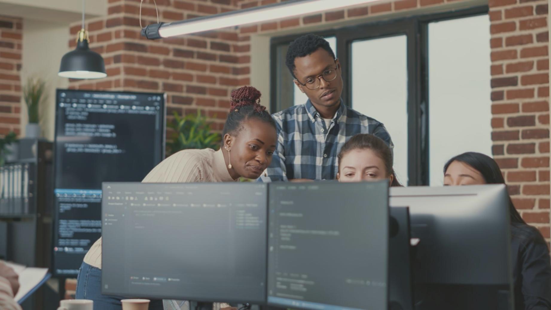 Studenti durante una sessione pratica di configurazione rete in laboratorio