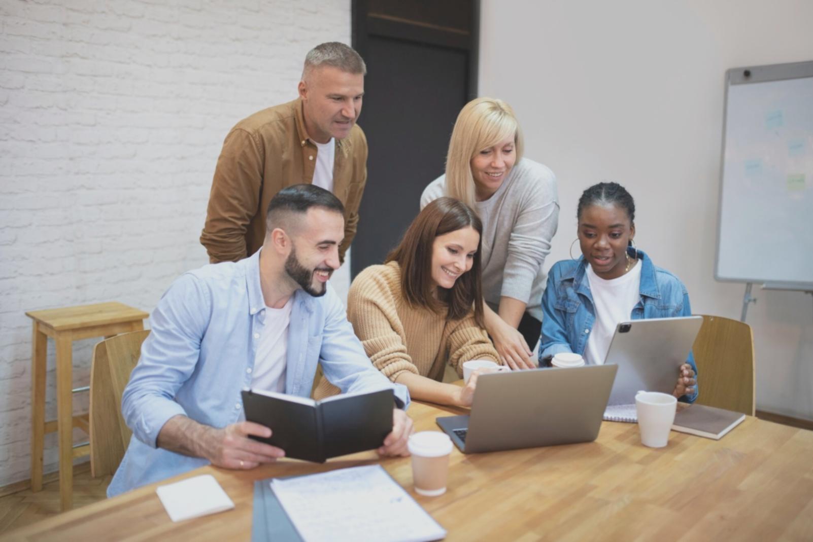 Studenti che lavorano con apparecchiature di rete in laboratorio